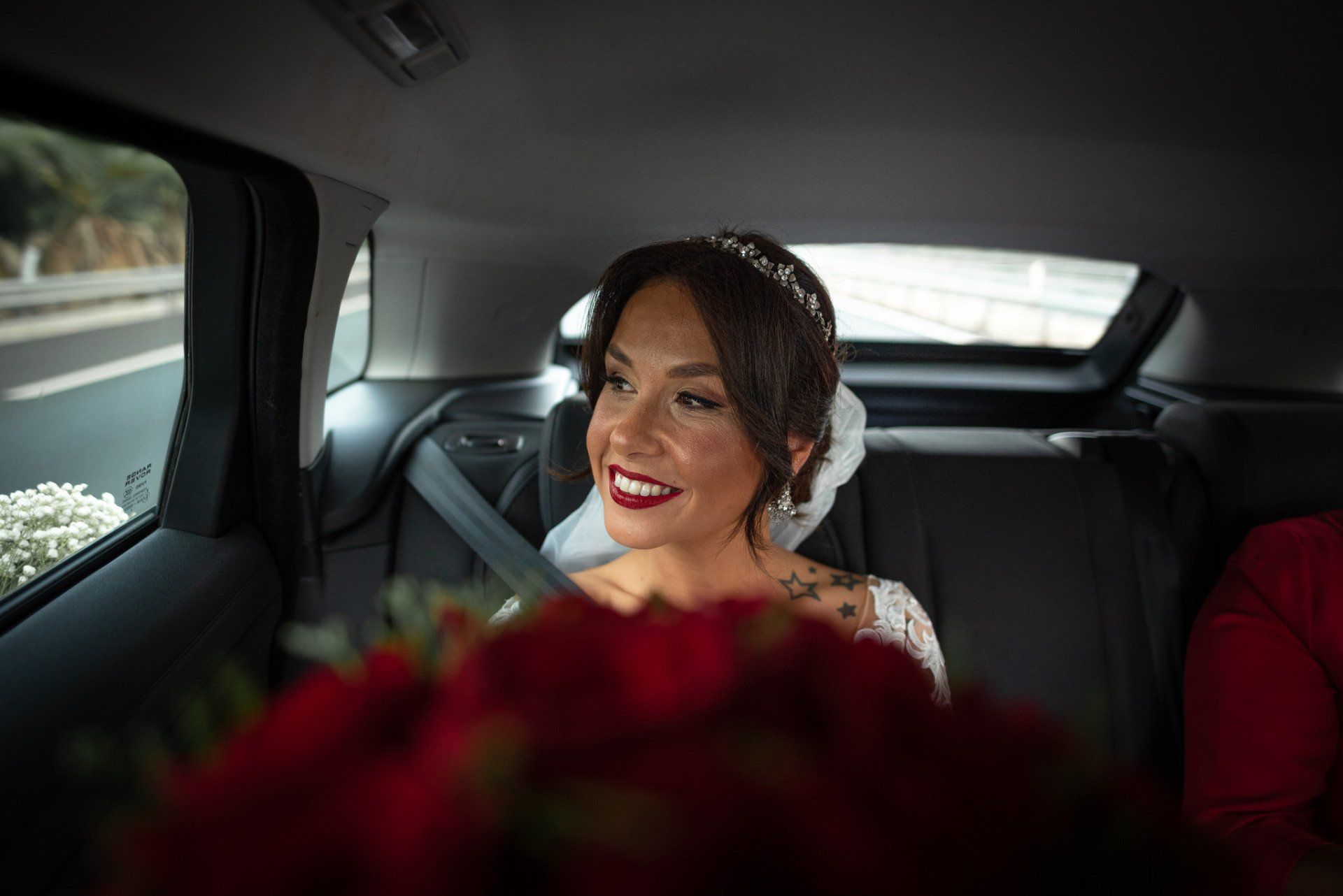 Sara&Rafa Boda Málaga novia en el coche con ramo