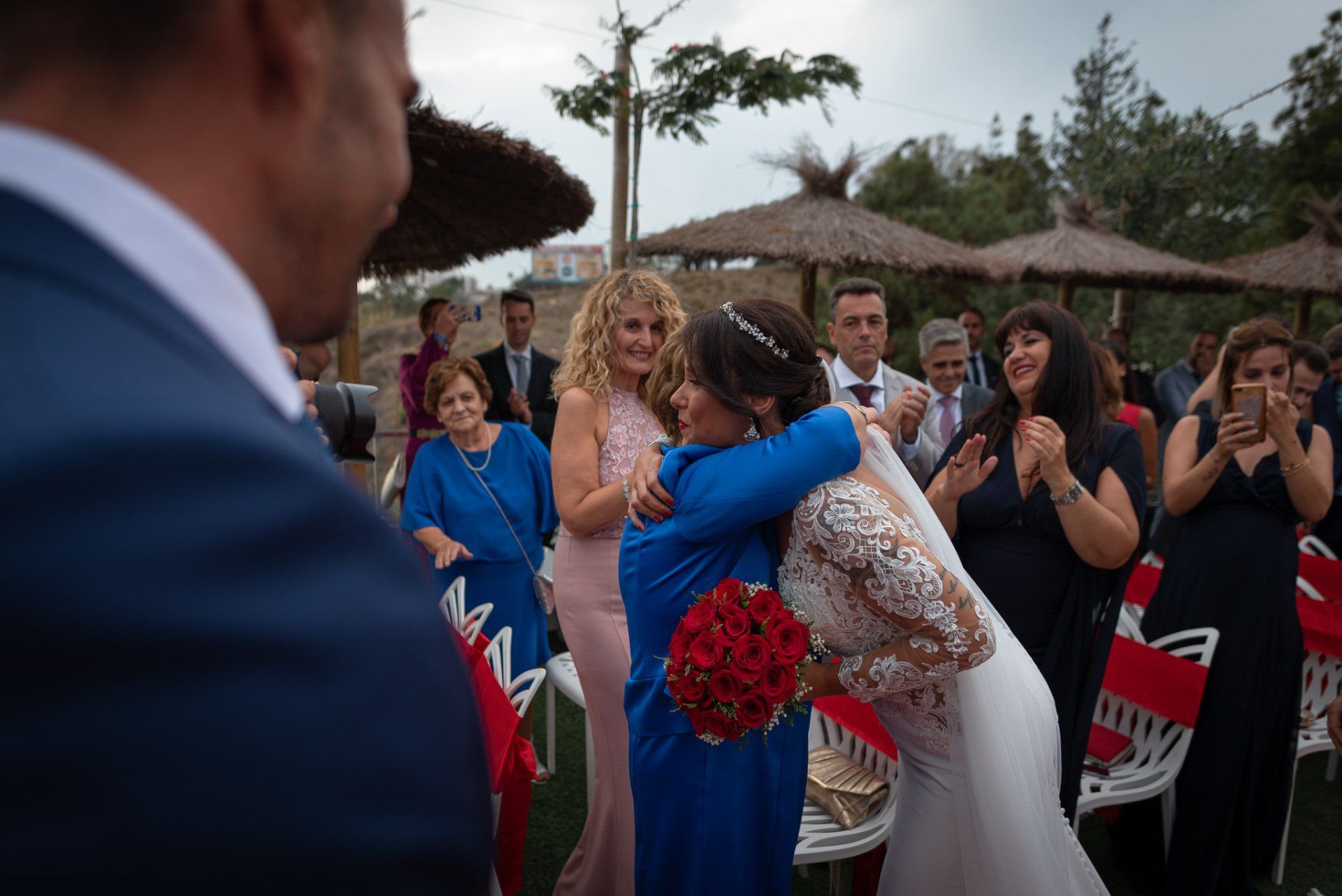 Sara&Rafa Boda en Restaurante La Niña Bonita Málaga novia emocionada abraza a su abuela