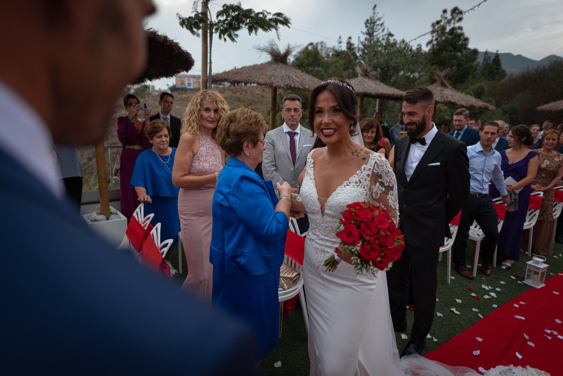 Sara&Rafa Boda en Restaurante La Niña Bonita Málaga novia emocionada abraza a su abuela