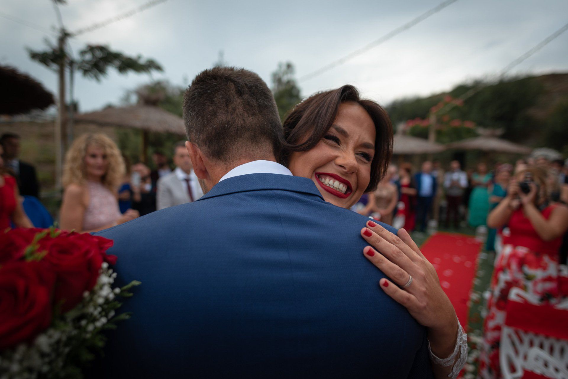 Sara&Rafa Boda en Restaurante La Niña Bonita Málaga novia abraza al novio