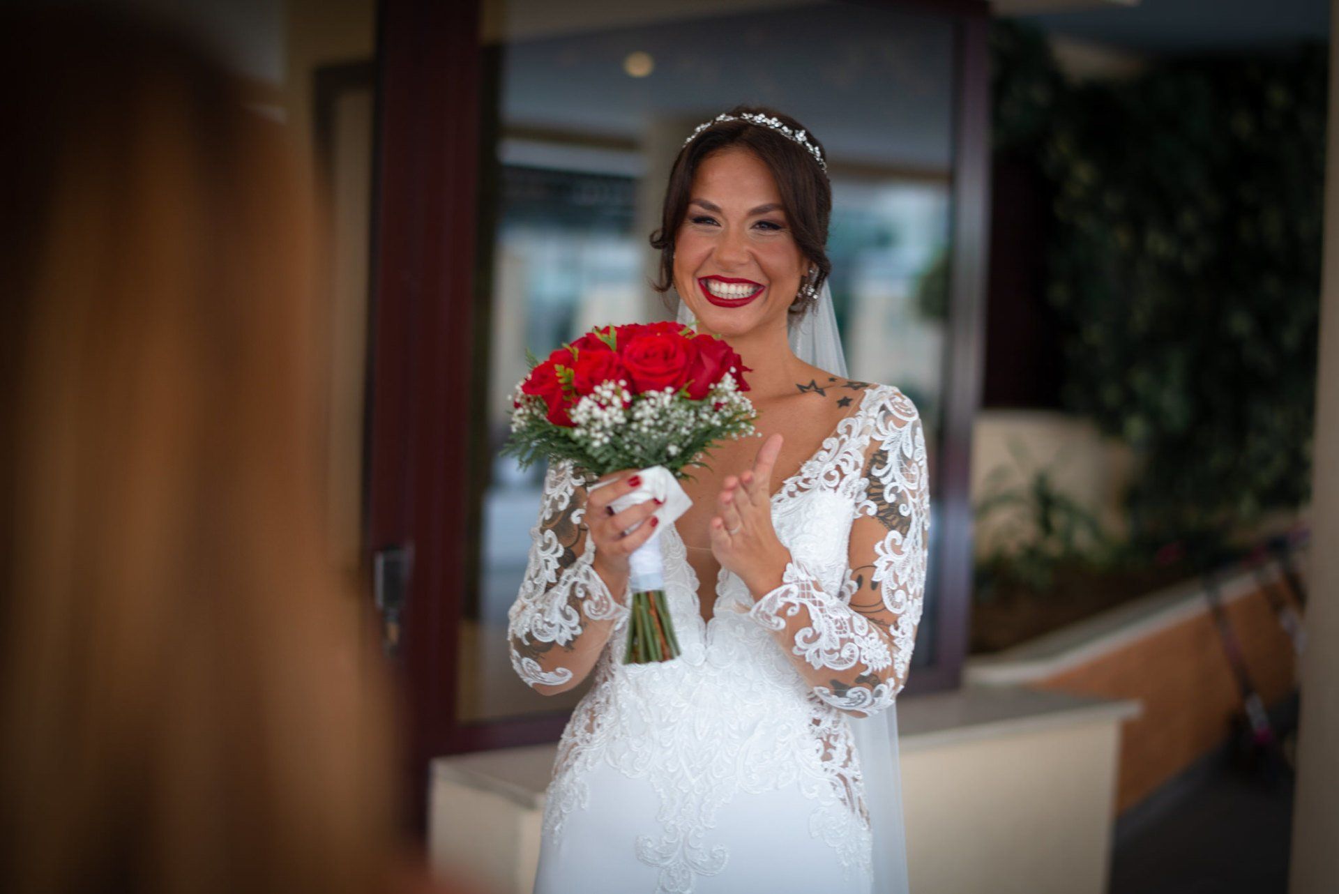 Sara&Rafa Boda Málaga novia sonriente con ramo