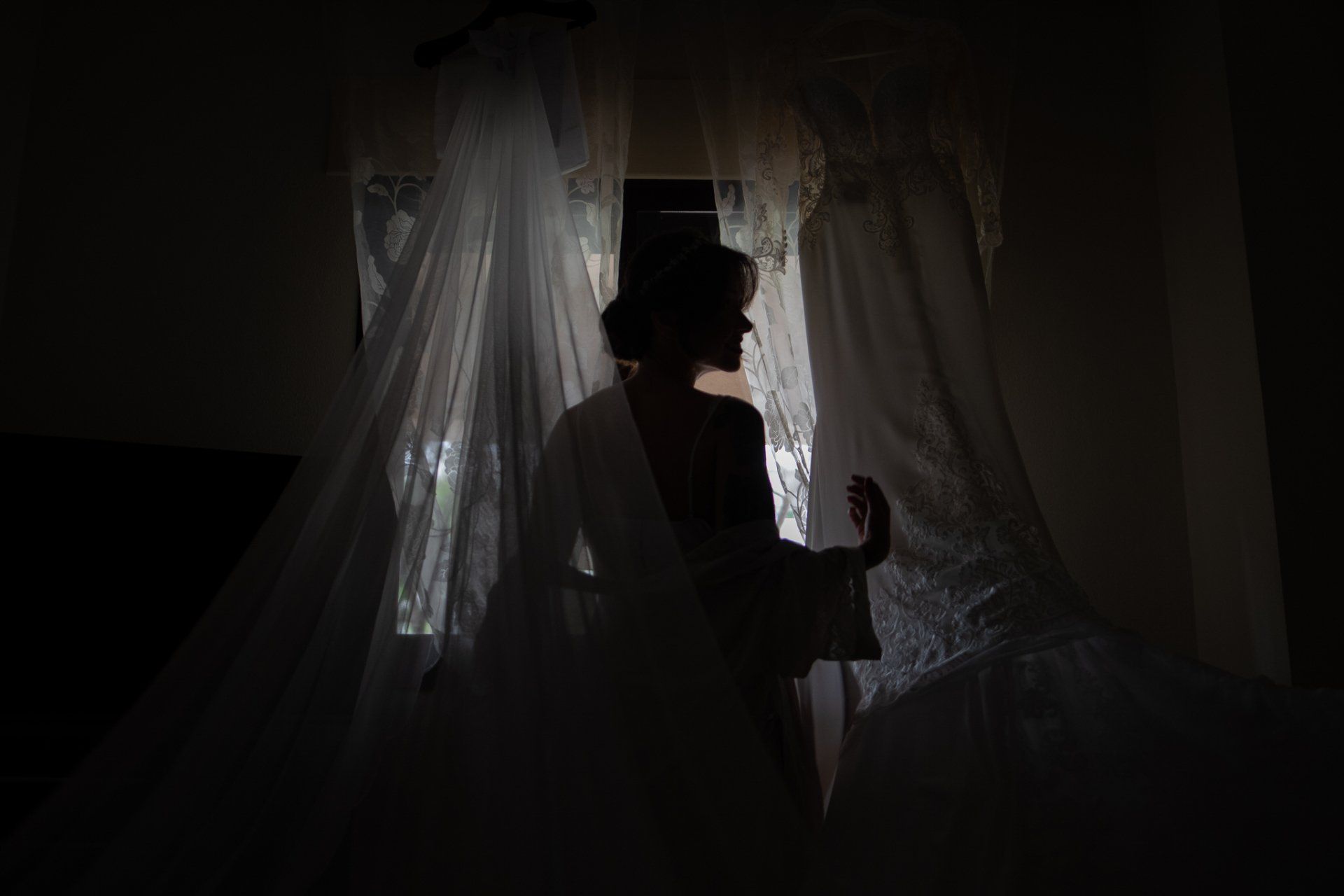 Sara&Rafa Boda Málaga preparativos de la novia contraluz