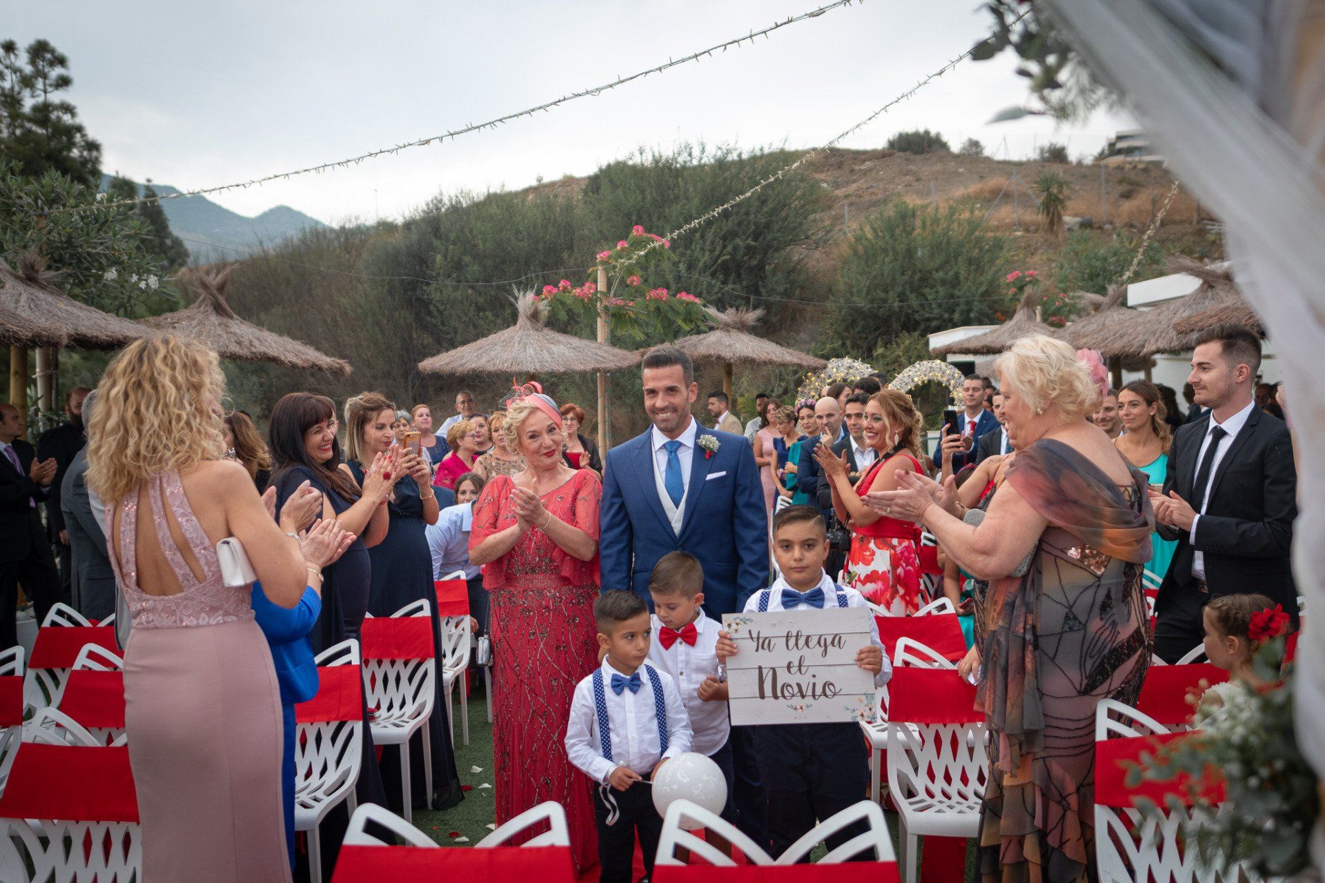 Sara&Rafa Boda en Restaurante La Niña Bonita Málaga novio llegando al altar