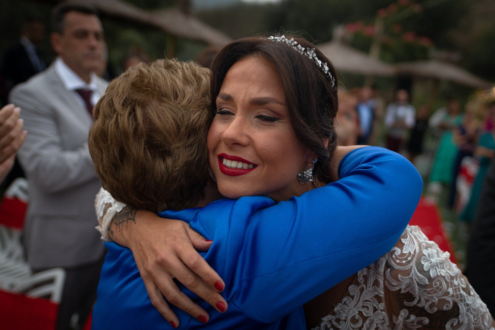 Sara&Rafa Boda en Restaurante La Niña Bonita Málaga novia emocionada abraza a su abuela