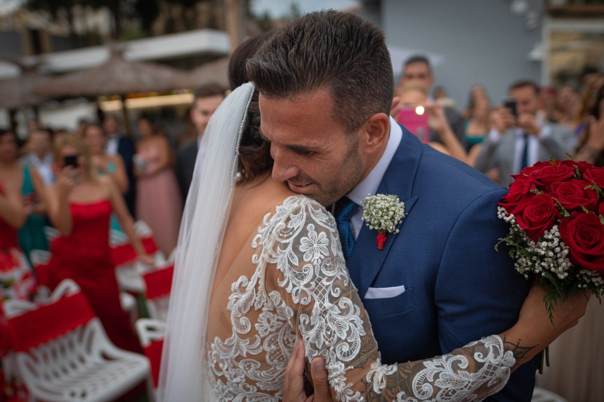 Sara&Rafa Boda en Restaurante La Niña Bonita Málaga novios abrazados