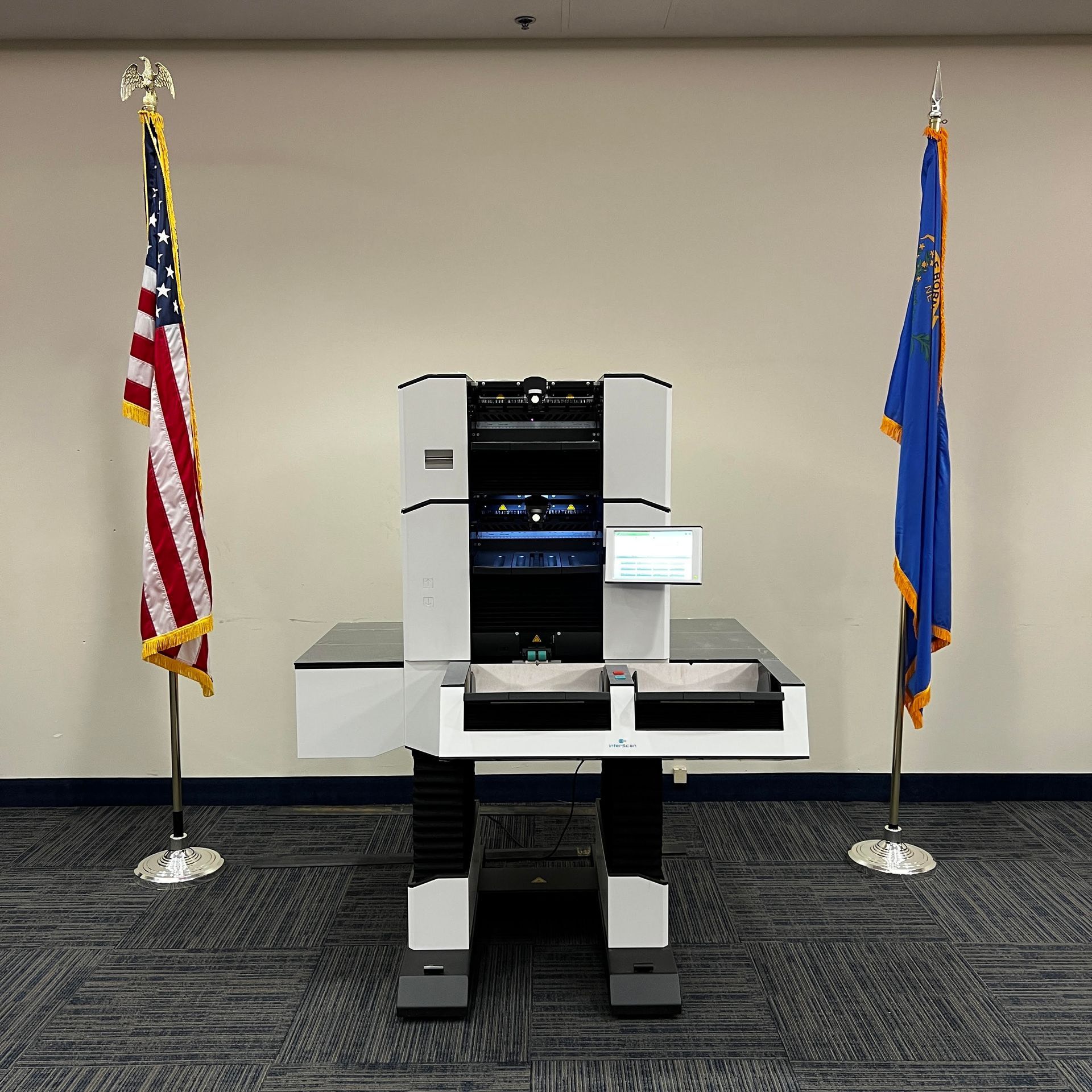 Picture of the HiPro 8x1 with 2 flags on either side