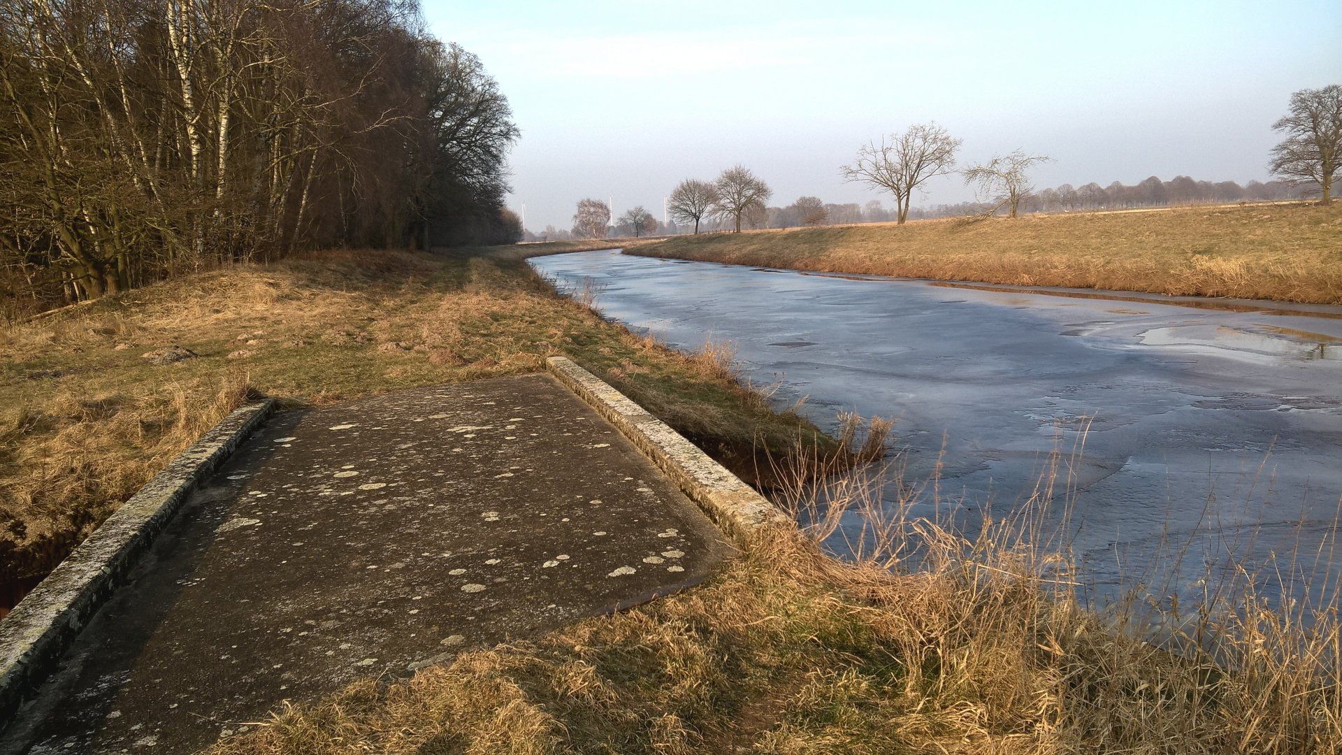 Aue bei Barenburg, zwischen 1939 und 1945 begradigt durch Zwangsarbeiter. Heute gepflegt vom Unterhaltungsverband Große Aue. Angrenzende NABU-Urloge.