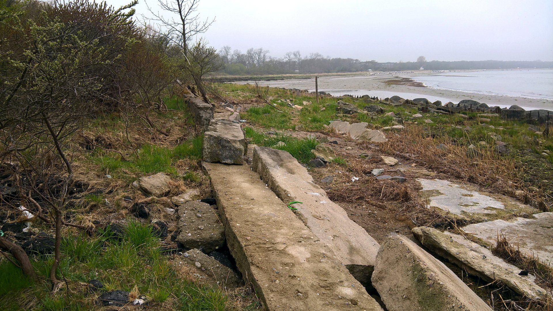 Halbinsel Tarnewitz: Halbinsel am östlichen Ende der Boltenhagener Bucht, Ostsee. Direkt an der innerdeutschen Grenze gelegen, war hier ab 1963 die „Grenzbrigade Küste“ stationiert. Zur Zeit des NS-Regimes diente die Halbinsel der Reichsluftwaffe als Erprobungsstelle von Flugzeugwaffen und Bordraketen.