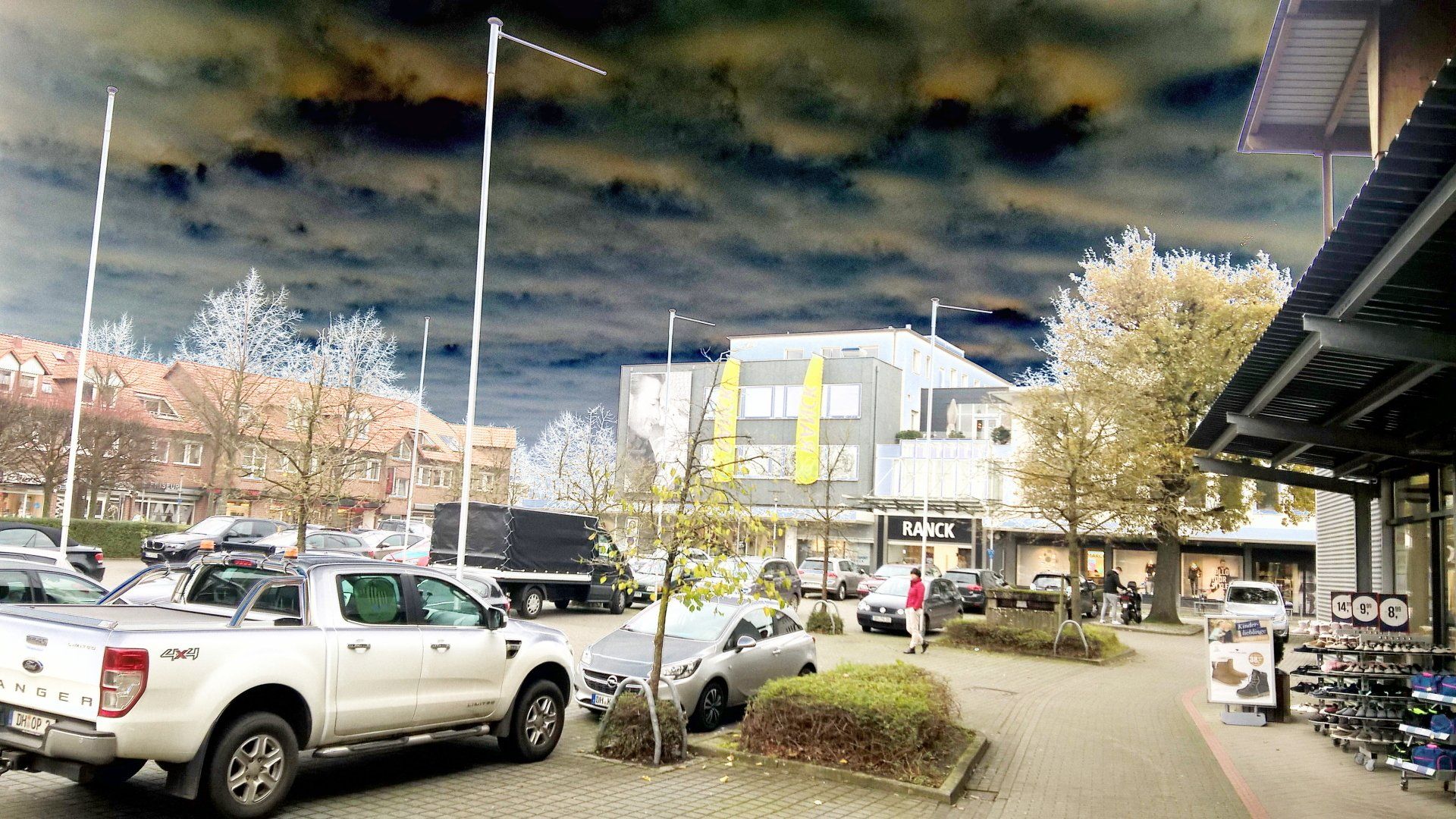 Sulingen: Belebter Parkplatz beim Kaufhaus Ranck im Sulinger Zentrum neben dem Froschbrunnen. „Gute Stube“ für Autofahrer.