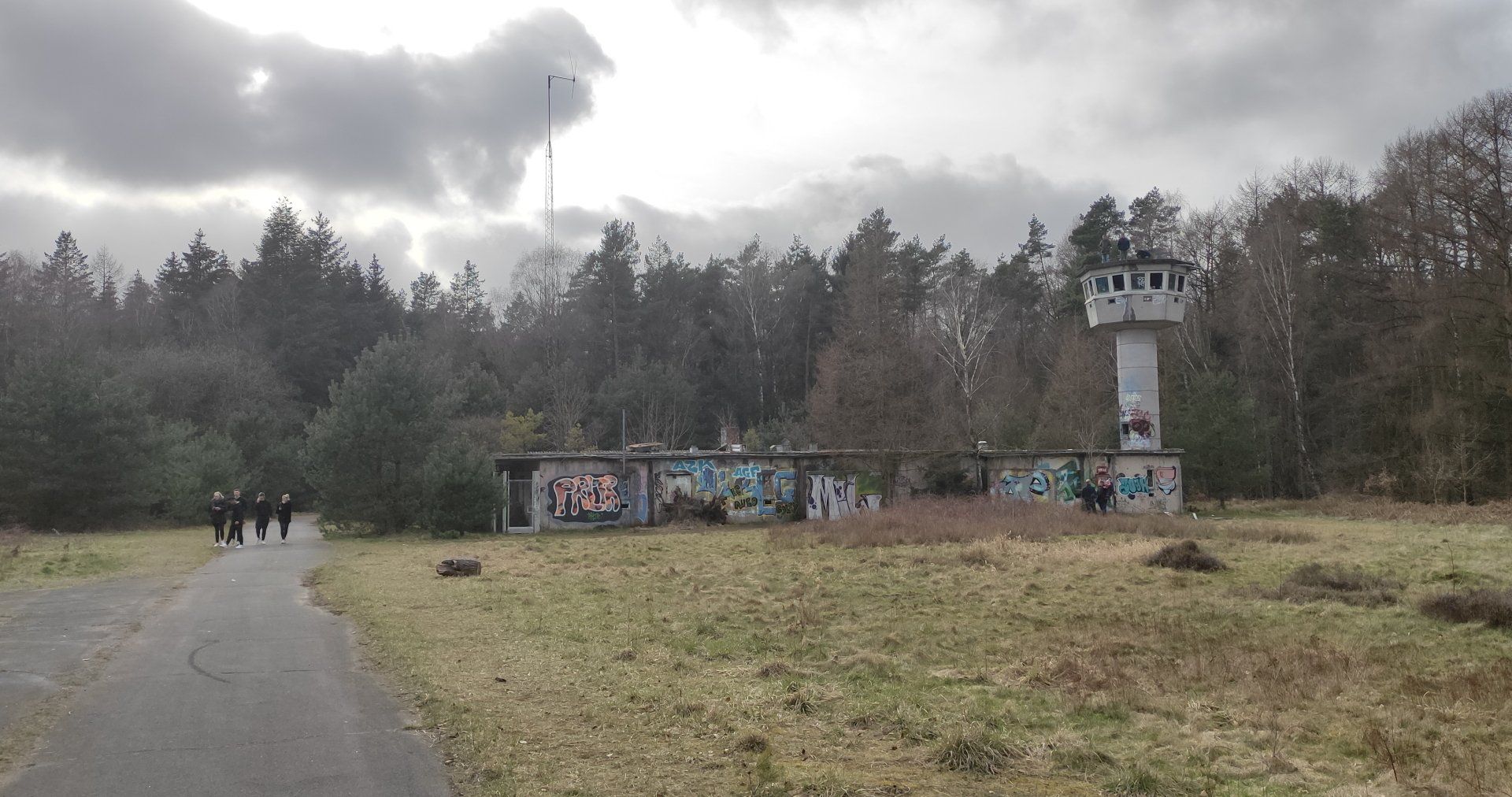 Galgenort: Zwischen Stadt und Anstedt, östlich des Hofes Bokel, an der Ostseite der Heerstraße Bremen-Minden, hat ein Galgen gestanden. Der Gerichtsort war einer von zweien des Amtes Ehrenburg. Ein weiterer befand sich bei Stocksdorf. (Galgenort geht aus Karten von 1694 und 1710 hervor.)