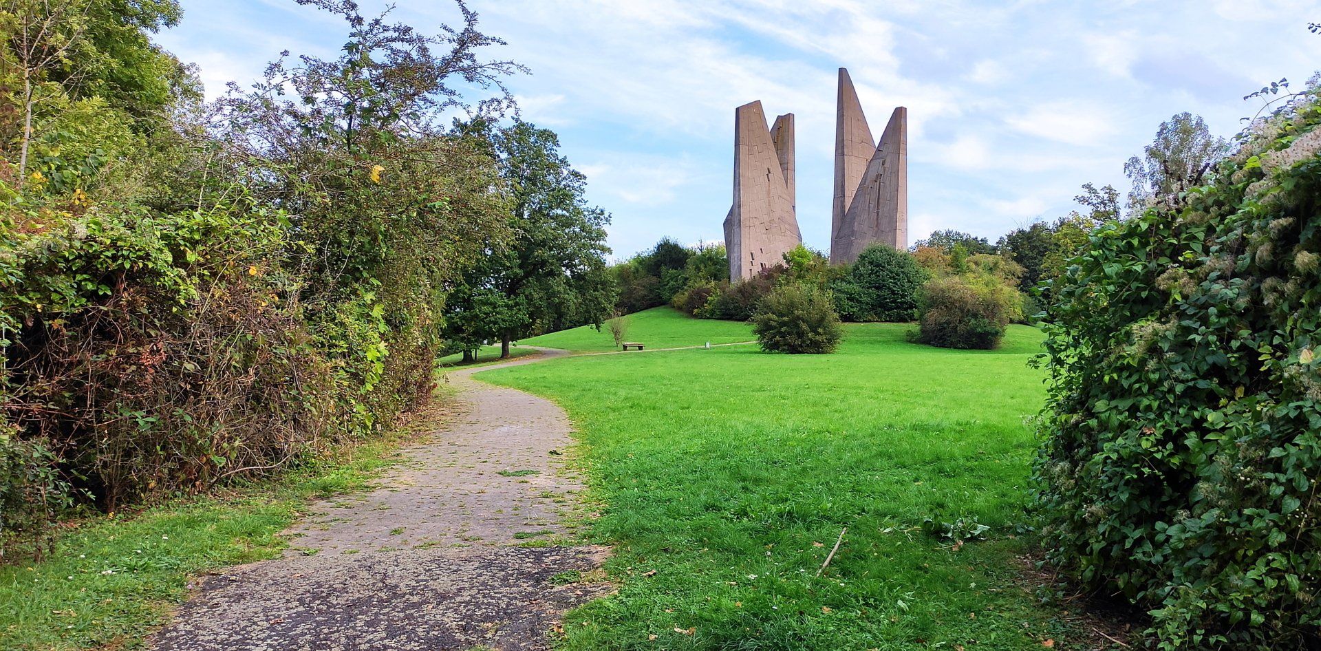 Halbinsel Tarnewitz:  Halbinsel am östlichen Ende der Boltenhagener Bucht, Ostsee. Direkt an der innerdeutschen Grenze gelegen, war hier ab 1963 die „Grenzbrigade Küste“ stationiert. Zur Zeit des NS-Regimes diente die Halbinsel der Reichsluftwaffe als Erprobungsstelle von Flugzeugwaffen und Bordraketen.