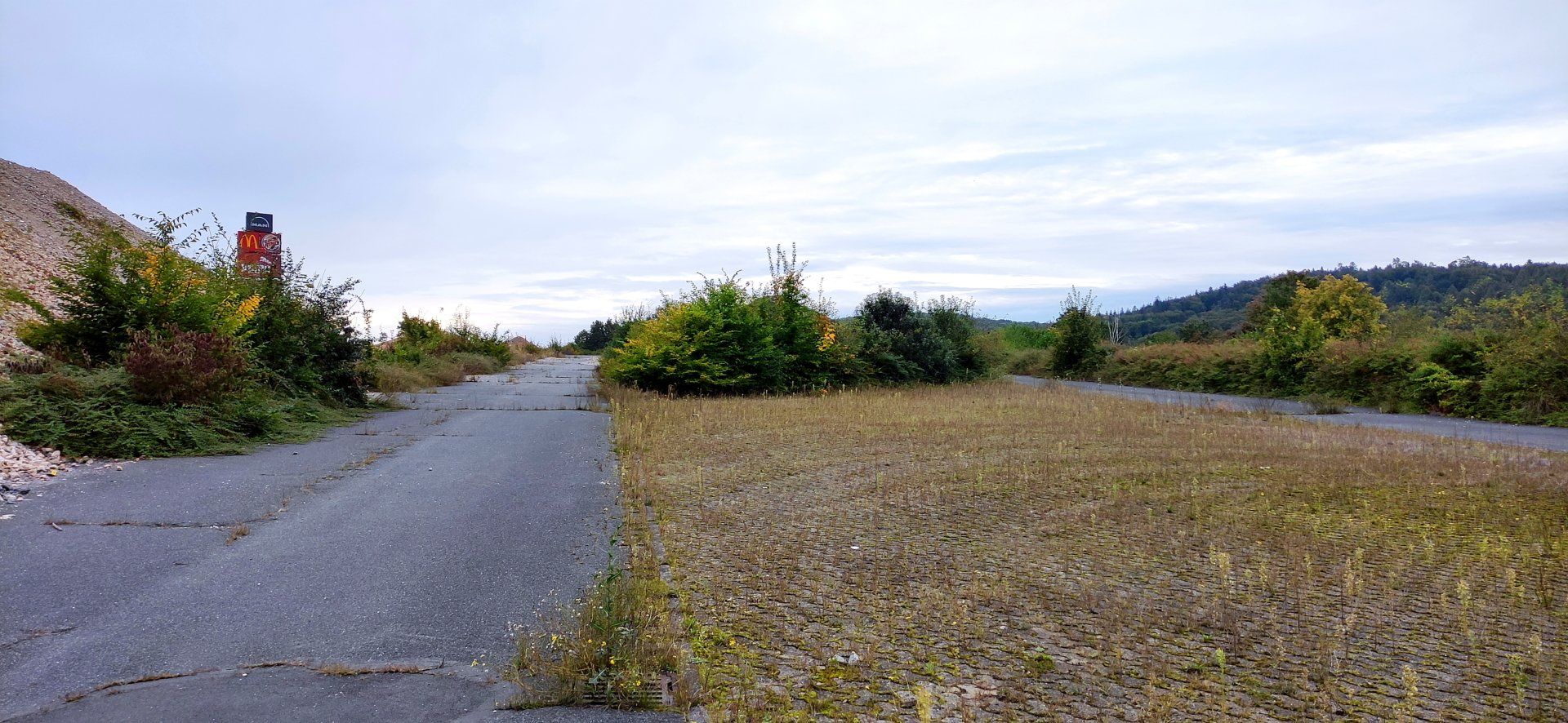 Sulingen: Belebter Parkplatz beim Kaufhaus Ranck im Sulinger Zentrum neben dem Froschbrunnen. „Gute Stube“ für Autofahrer.