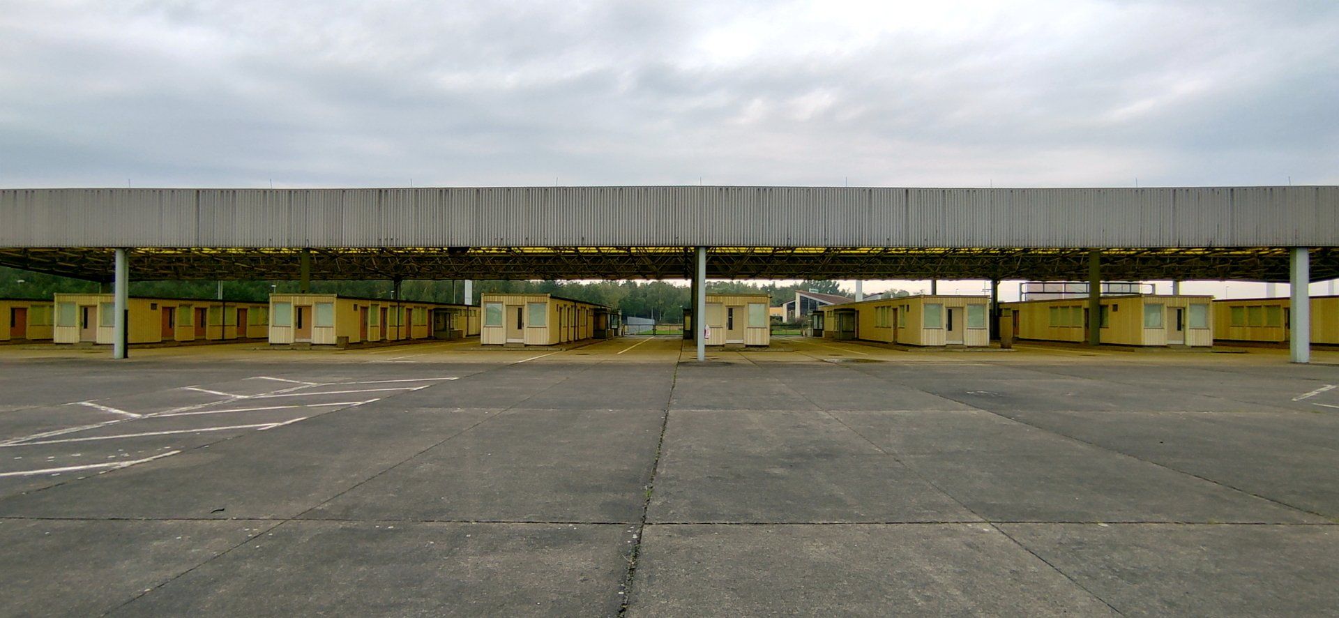 Halbinsel Tarnewitz: Halbinsel am östlichen Ende der Boltenhagener Bucht, Ostsee. Direkt an der innerdeutschen Grenze gelegen, war hier ab 1963 die „Grenzbrigade Küste“ stationiert. Zur Zeit des NS-Regimes diente die Halbinsel der Reichsluftwaffe als Erprobungsstelle von Flugzeugwaffen und Bordraketen.