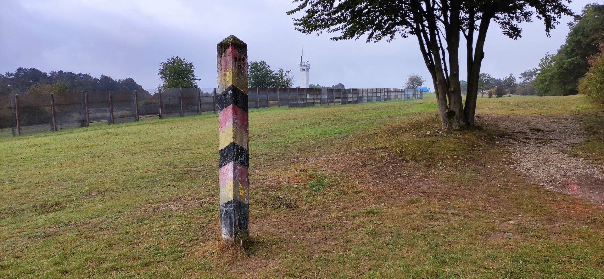 Halbinsel Tarnewitz: Halbinsel am östlichen Ende der Boltenhagener Bucht, Ostsee. Direkt an der innerdeutschen Grenze gelegen, war hier ab 1963 die „Grenzbrigade Küste“ stationiert. Zur Zeit des NS-Regimes diente die Halbinsel der Reichsluftwaffe als Erprobungsstelle von Flugzeugwaffen und Bordraketen.