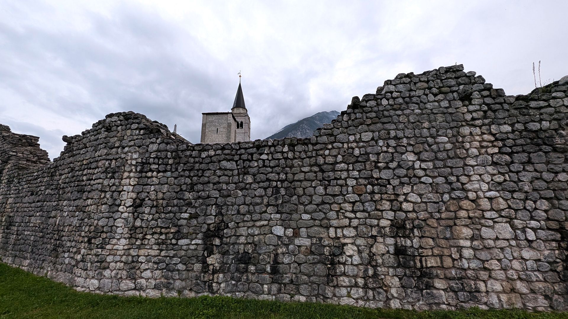 Galgenort: Zwischen Stadt und Anstedt, östlich des Hofes Bokel, an der Ostseite der Heerstraße Bremen-Minden, hat ein Galgen gestanden. Der Gerichtsort war einer von zweien des Amtes Ehrenburg. Ein weiterer befand sich bei Stocksdorf. (Galgenort geht aus Karten von 1694 und 1710 hervor.)