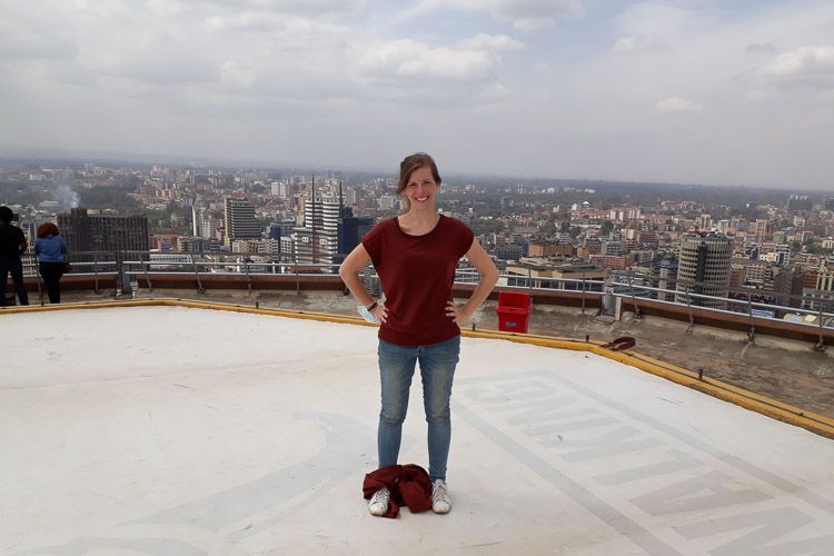 Auf dem KICC-Tower in Nairobi. Eine Frau steht auf dem Hubschrauber-Landeplatz des KICC-Tower in Nairobi.