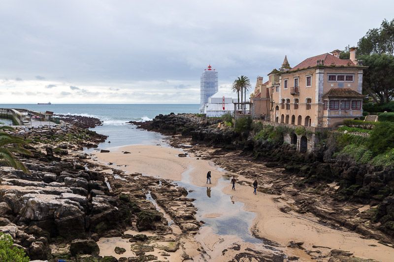 Praia da Santa Marta Strand mit Herrenhaus und Leuchtturm: Praia da Santa Marta bei Ebbe.