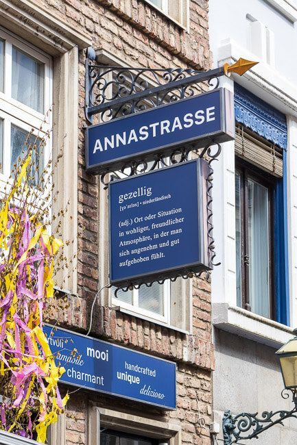Beschilderung an einem Geschäft in der Annastraße, dass die Eigenschaften des Ortes beschreibt: gesellig.