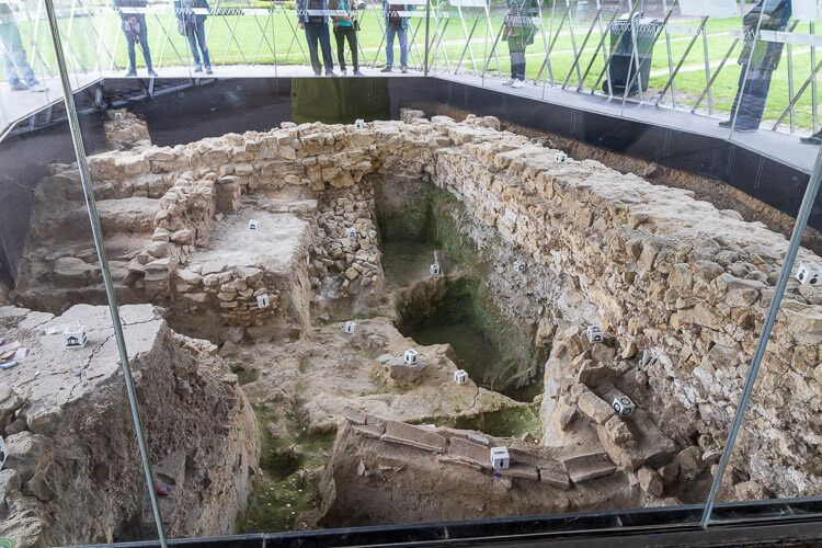 Archäologisches Fenster im Elisengarten. Archäologische Ausgrabungen in der Aachener Innenstadt.