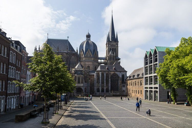 Aachener Dom mit dem vorgelagerten Katschhof. Aachener Dom von der Rathaustreppe aus mit dem vorgelagerten Katschhof.
