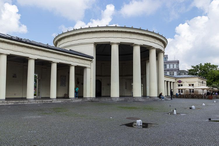 Der klassizistische Bau des Elisenbrunnens mit den dorischen Säulen. Der klassizistische, weiße Bau des Elisenbrunnens mit den Wandelhalle und den dorischen Säulen.