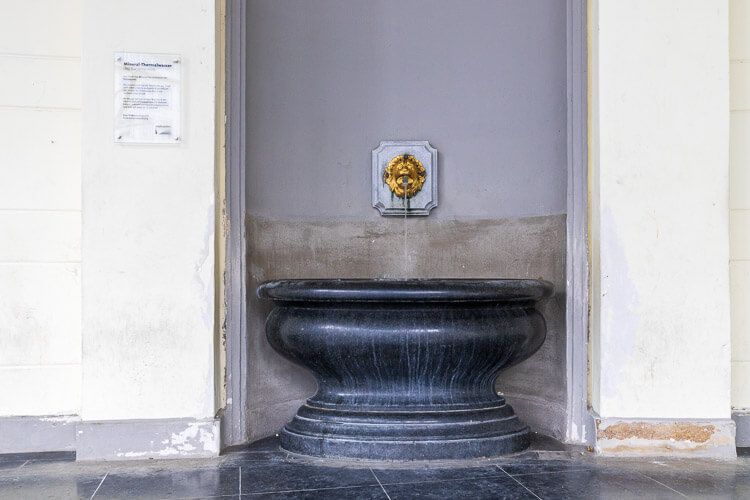Hier läuft das schwefelhaltige Wasser ins Becken. Der Elisenbrunnen mit goldenem Hahn In das Becken läuft schwefelhaltiges Wasser.