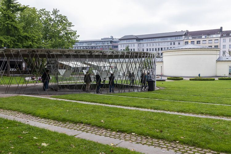 Elisengarten mit achäologischem Fenster. Auf einer Grünfläche in der Aachener Innenstadt befindet sich eine öffentliche Ausgrabungsstätte mit archäologischen Funden.