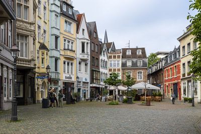 Gemütliche Nische am Münsterplatz in der Altstadt Aachen mit Geschäften und Cafés.