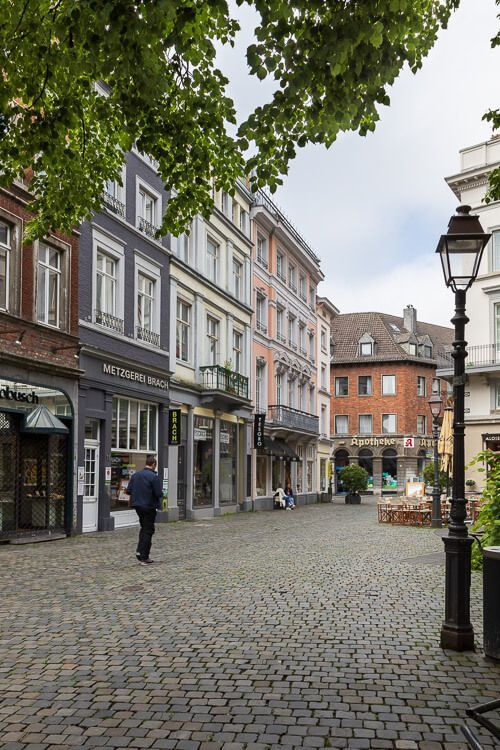 Gemütliche Ecke am Münsterplatz mit Altbauten und einer Apotheke.