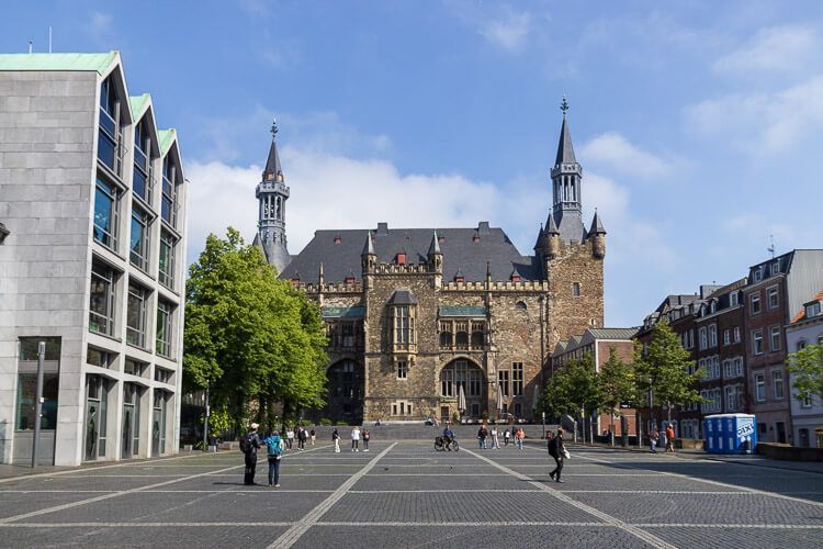 Aachener Rathaus von Katschhof fotografiert. Rückseite des Aachener Rathauses mit dem vorgelagerten Katschhof.
