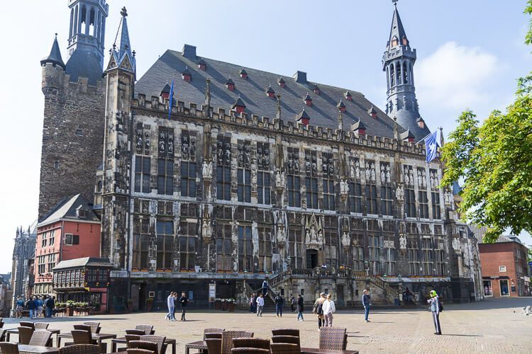 Aachener Rathaus vom Markt aus fotografiert. Aachener Rathaus mit der beeindruckenden Fassade von der Marktseite aus. Die Fassade ist mit Statuen wichtiger historischer Persönlichkeiten versehen.