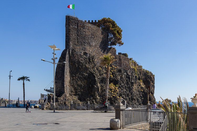 Das Castello Normanno thront an der Piazza Castello auf dem Festland Das Castello Normanno erhebt sich stolz an der Piazza Castello in Aci Castello auf Sizilien.