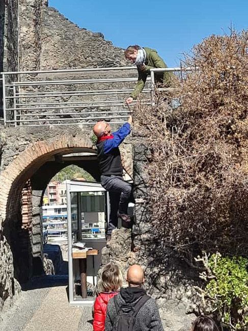 Kleines Theaterspiel :-) Ein Mann klettert in einer Burg eine Mauer hoch und einer einer Frau eine Blume.