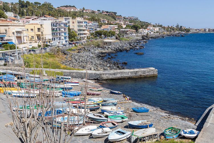 Fischerboote in Aci Castello Viele bunte Fischerboote an einer Anlegestelle in Aci Castello.