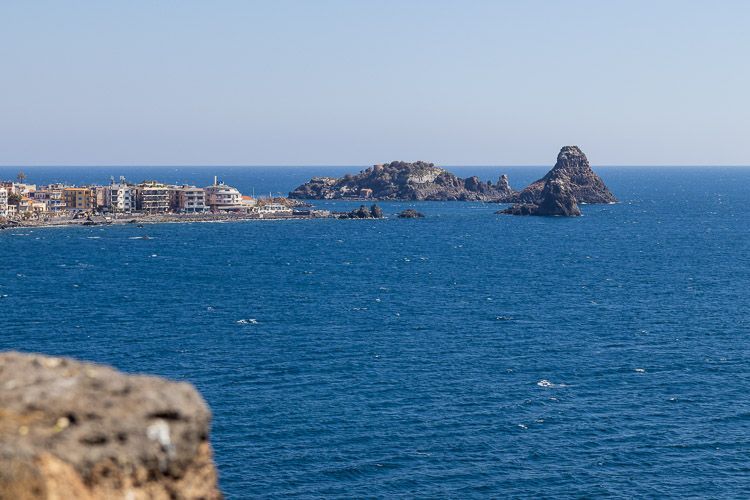 Blick auf die Zyklopeninseln von Aci Castello aus Blick auf die entfernten Zyklopeninseln bei Aci Trezza von Aci Castello aus.