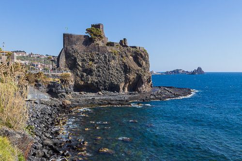 Aci Castello an der Ostküste Siziliens vor dem blauen Mittelmeer.