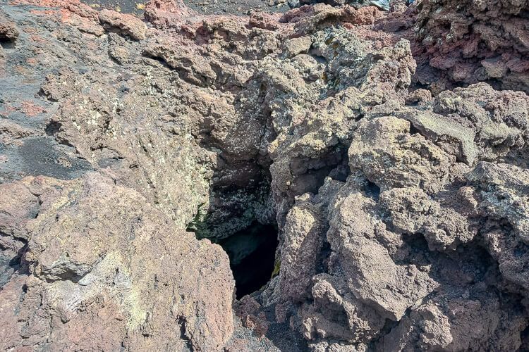 Blick in eine kleine Öffnung des Ätnas Blick in eine Öffnung des Ätnas, aus der einst Lava floss.