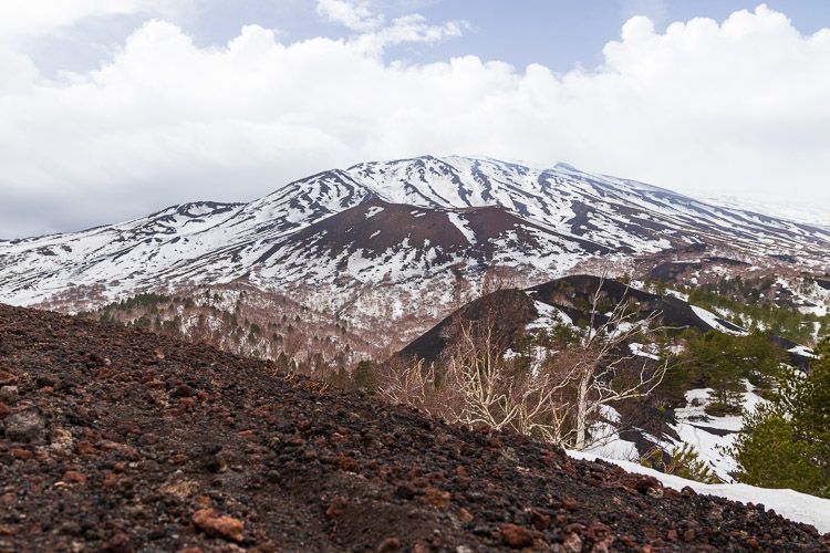Tour auf den Ätna Eine Tour auf den Ätna eröffnet eine Aussicht auf schneebedeckte Lava-Landschaften.