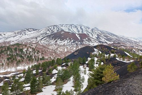 Atemberaubender Blick auf die kontrastreiche Landschaft des Ätna.
