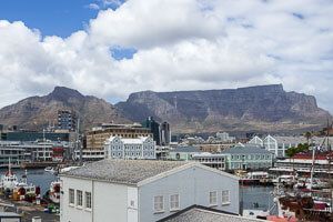 Kapstadt mit der Waterfront, im Hintergrund ist der Tafelberg zu sehen.