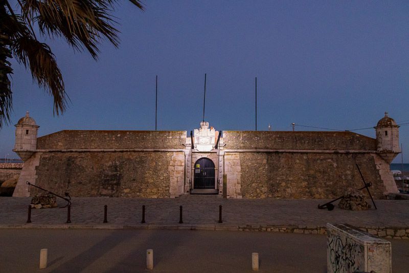Sehenswürdigkeit in Lagos: Forte Ponta da Bandeira Forte Ponta da Bandeira in Lagos am Abend.