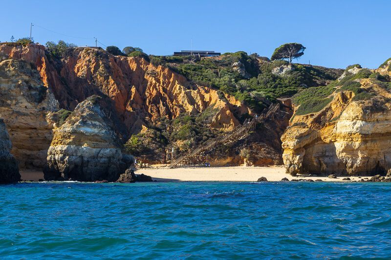 Beeindruckende Landschaften an der Algarve in Südportugal. Bizarre, zerklüftete Felsformationen an der Westalgarve.