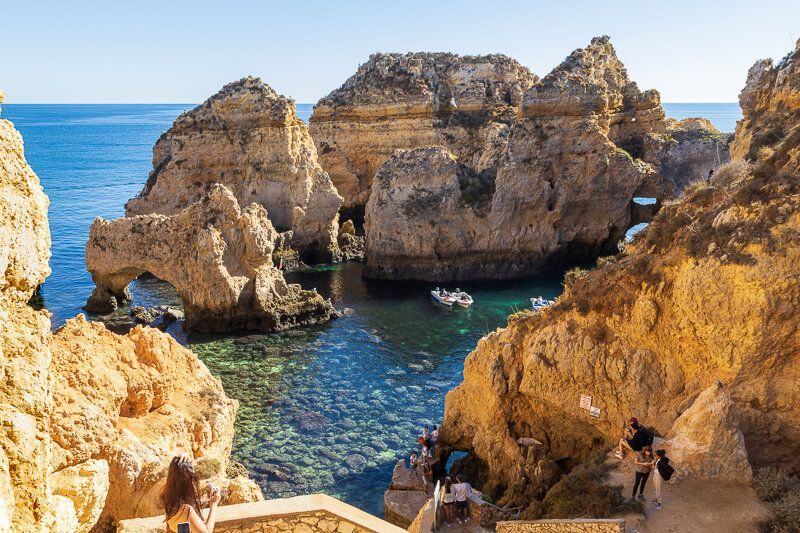 Bei einem Urlaub an der Algarve darf ein Besuch der Ponta da Piedade nicht fehlen. Markante Felsformation Ponta da Piedade bei Lagos.