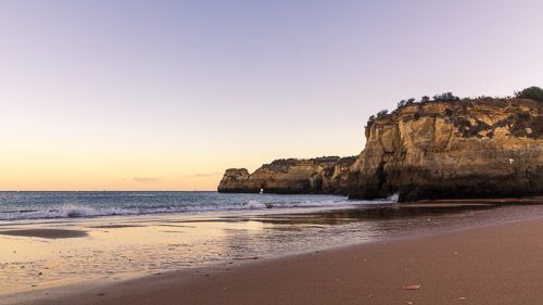 Strand mit bizarren Felsen bei Lagos an der Algarve.