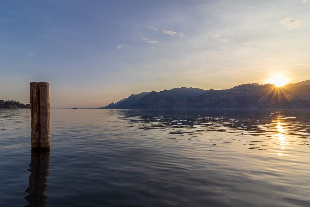Sonnenuntergang am Gardasee: Blick vom Hafen auf den Gardasee in Malcesine. Sonnenuntergang am Gardasee: Blick vom Hafen auf den Gardasee in Malcesine.