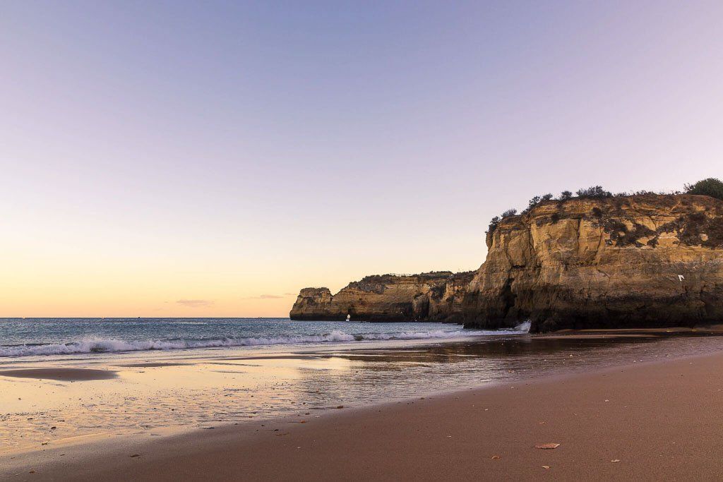 Am Strand von Lagos in Portugal, die Sonne geht langsam unter. Am Strand von Lagos in Portugal, die Sonne geht langsam unter.