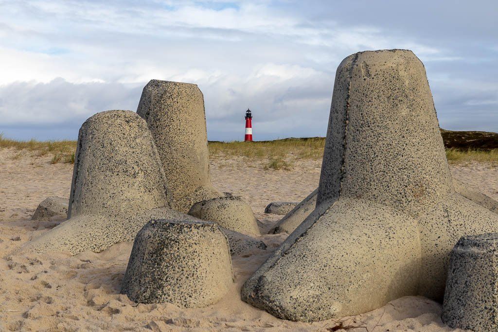 Blick auf den Leuchtturm in Hörnum auf Sylt Blick auf den Leuchtturm in Hörnum auf Sylt durch Wellenbrecher hindurch.