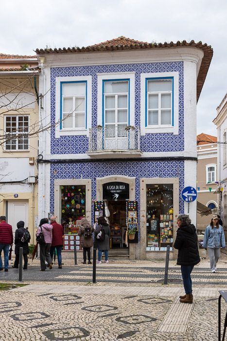 Sehenswert: dieses hübsche Haus in Aveiro Eckhaus in Aveiro mit blauen Azulejos.