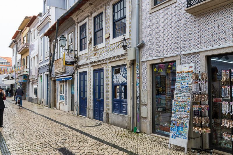 Altstadtgasse in Aveiro Altstadt von Aveiro, die Häuser sind mit den typischen Azulejos gekachelt.