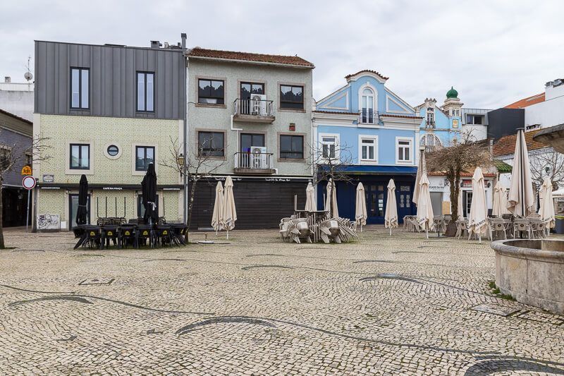 Geschlossene Gastronomie in Aveiro Platz in Aveiro mit Cafés, die noch geschlossen haben.